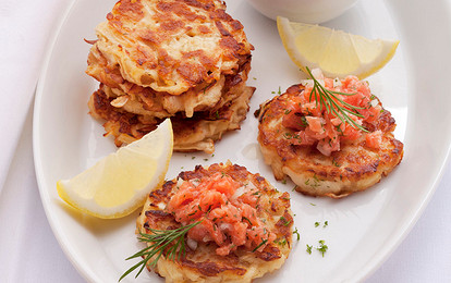 Оладьи из яблок с красной рыбой