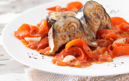 Тушеная скумбрия с красным перцем