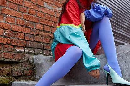 Как носить цветные колготки, чтобы не выглядеть как клоун: 9 советов (+ конкурс)