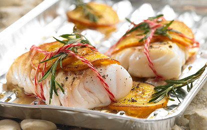 Треска на гриле с ломтиками апельсина