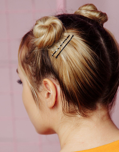 Инструкция: как сделать эффектные пучки на голове всего за 5 шагов