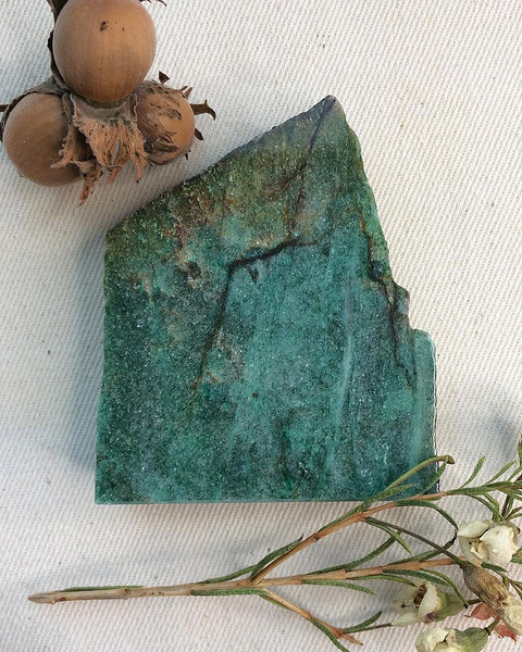 Авантюрин — камень породы кварцит. В его состав входит слюда, придающая ему характерный переливчатый блеск, заметный на поверхности отполированного камня. Зеленый цвет камню дает...