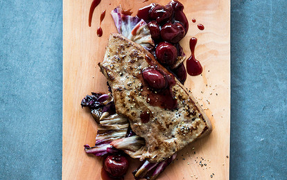 Телячья печень с пряным вишневым соусом