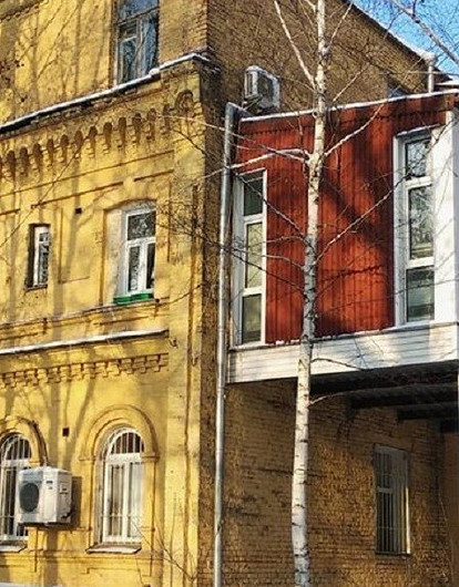 «В виде корабля и с писсуаром»: 15 фото странных и чудовищных балконов