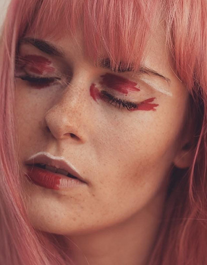 «Кровавые» слезы, прыщи от грима и сложный макияж на каждый день: актрисы развенчивают бьюти-мифы