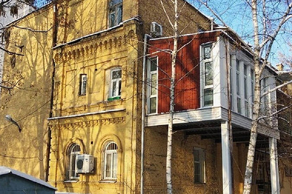 «В виде корабля и с писсуаром»: 15 фото странных и чудовищных балконов