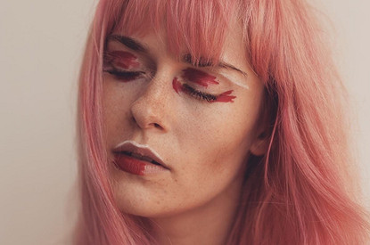 «Кровавые» слезы, прыщи от грима и сложный макияж на каждый день: актрисы развенчивают бьюти-мифы