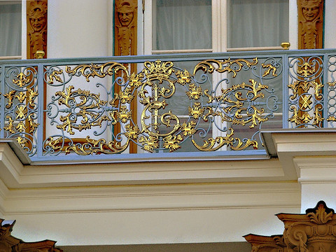 В России балконы появились только в конце 18 века. Ими украсили Екатерининский дворец в Царском селе под Санкт-Петербургом. После подобные украшательства стали возводи...