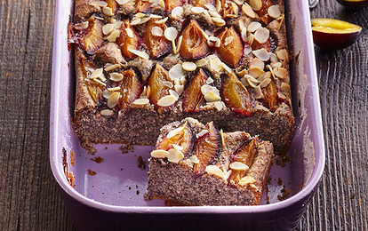 Сливовый пирог с маком и орехами