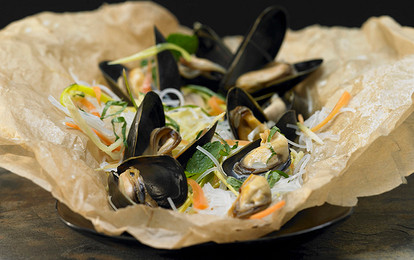 Запеченные мидии с овощами