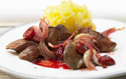 Куриная печень с вишней