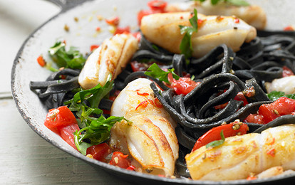 Черная паста с осьминогами