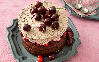 Шоколадный торт с вишней