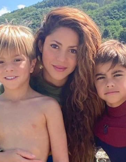 На Шакиру с сыном напали дикие кабаны