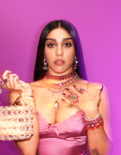 Модный дайджест: постапокалиптическая Москва, «цацки» от Клавы Коки и полный фэшн на осень