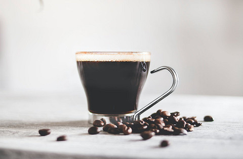 Кофеин ускоряет обмен веществ и помогает худеть. Однако кофе при этом стоит пить без различных калорийных добавок.