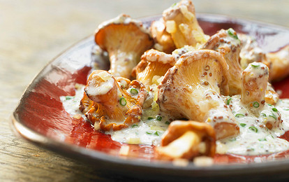 Жареные лисички со сливочным соусом