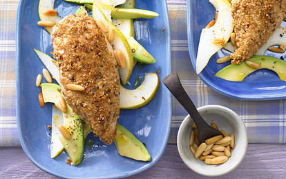 Курица с кунжутом, авокадо и грушей