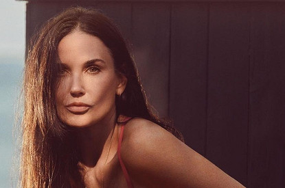 Деми Мур засняли на свидании с молодым красавцем