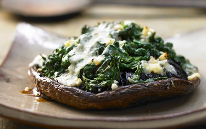 Грибы портобелло со шпинатом и голубым сыром