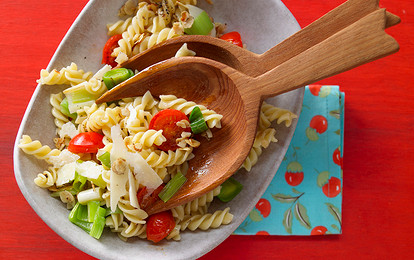 Макароны с томатами и луком-пореем