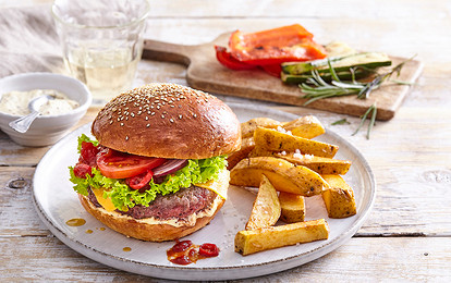 Бургер из говядины с овощами гриль