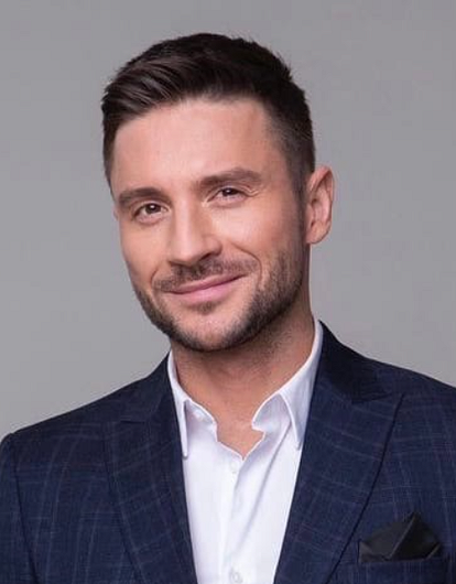 «Чудесная зима»: Сергей Лазарев поделился снимками с отдыха с мамой и детьми