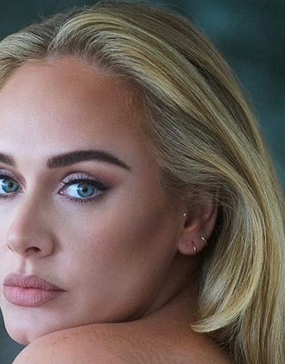 Пальто с леопардовым принтом и черные лодочки: певица Адель появилась в эффектном образе