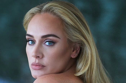 Пальто с леопардовым принтом и черные лодочки: певица Адель появилась в эффектном образе