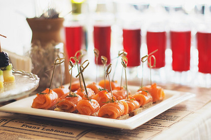 Закуски для фуршета на праздник: 8 лучших рецептов