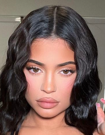 Кайли Дженнер стала первой женщиной с 300 миллионами подписчиков в Instagram