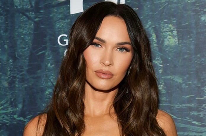 Меган Фокс вышла в свет в прозрачном платье