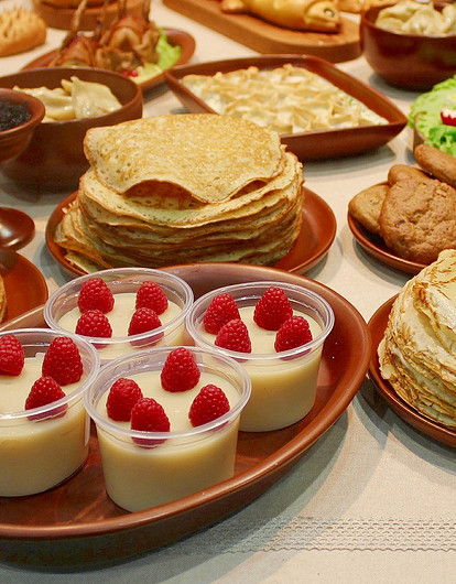 Почему нельзя резать блины ножом: эта и другие традиции русской Масленицы