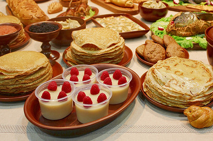 Почему нельзя резать блины ножом: эта и другие традиции русской Масленицы