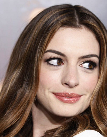 Энн Хэтэуэй удивила фанатов новым цветом волос