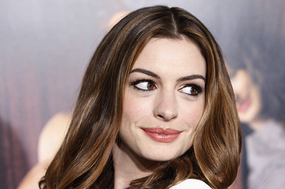 Энн Хэтэуэй удивила фанатов новым цветом волос