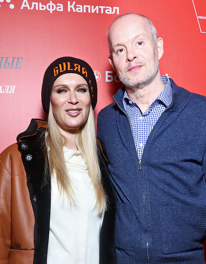 Олеся Судзиловская в обнимку с мужем и другие звезды на премьере фильма «Параллельные матери»