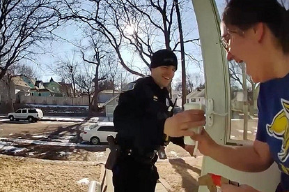 Полицейский арестовал курьера и доставил заказ вместо него (видео)