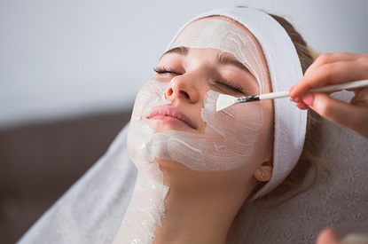 «Похимичим»: стоит ли бояться процедуры химического пилинга и можно ли ее проводить дома