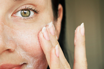 Пилинг или скраб для лица: в чем отличия и кому что выбрать