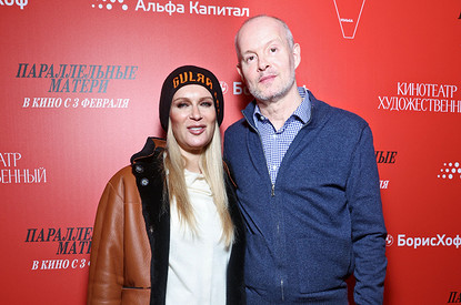 Олеся Судзиловская в обнимку с мужем и другие звезды на премьере фильма «Параллельные матери»