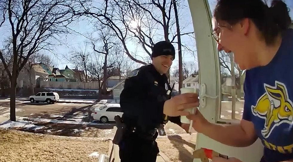 Полицейский арестовал курьера и доставил заказ вместо него (видео)