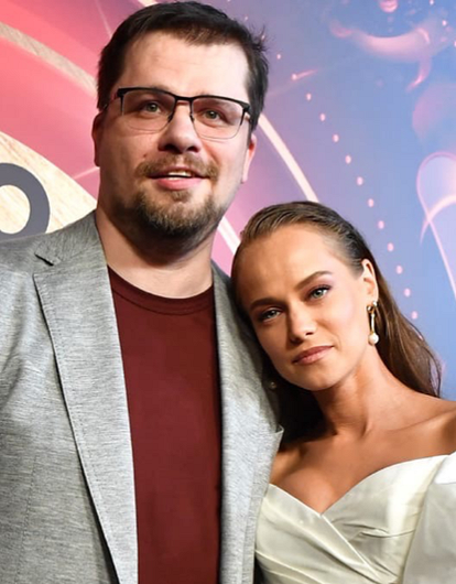 Возлюбленная Гарика Харламова появилась на публике с известным актером