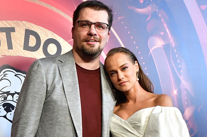 Возлюбленная Гарика Харламова появилась на публике с известным актером