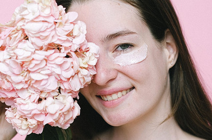 Морщины под глазами: как избавиться от главного маркера возраста