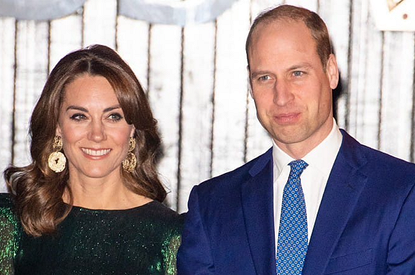 «Внезапно Кейт подошла к нему сзади и обняла его»: Миддлтон спасала принца Уильяма от внимания назойливых поклонниц