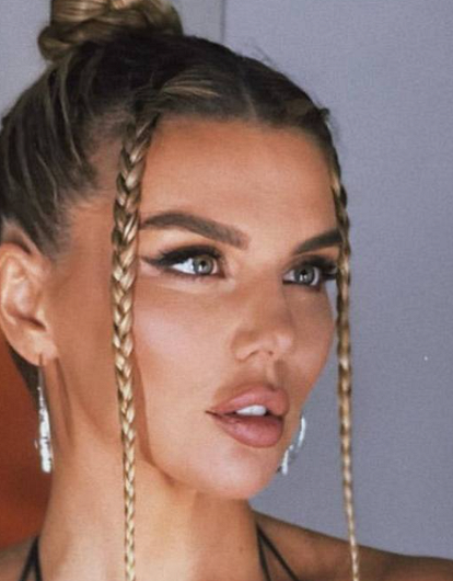 Анна Седокова засветила пышную грудь без белья