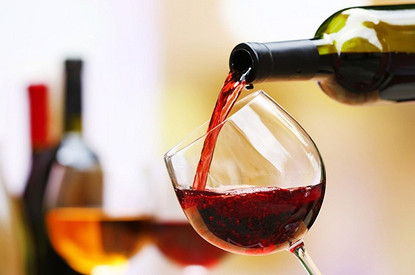 10 лайфхаков для любителей вина: как открыть бутылку, отстирать пятна и не только