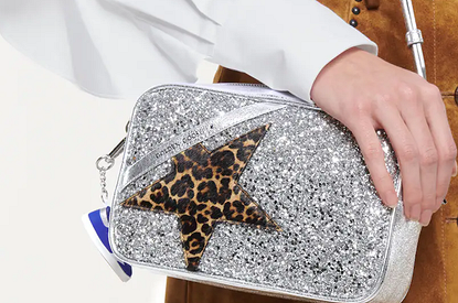 От круассана до диско-шара: 30 самых трендовых сумок осени 2022