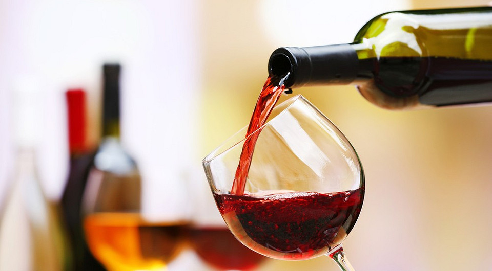 10 лайфхаков для любителей вина: как открыть бутылку, отстирать пятна и не только